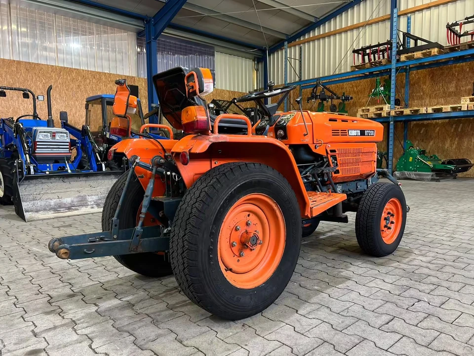Kleintraktor Kubota B7200 von hinten