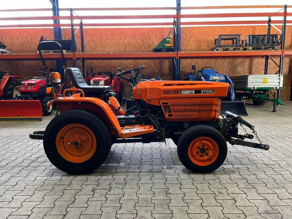 Kleintraktor Kubota B7200 von der Seite