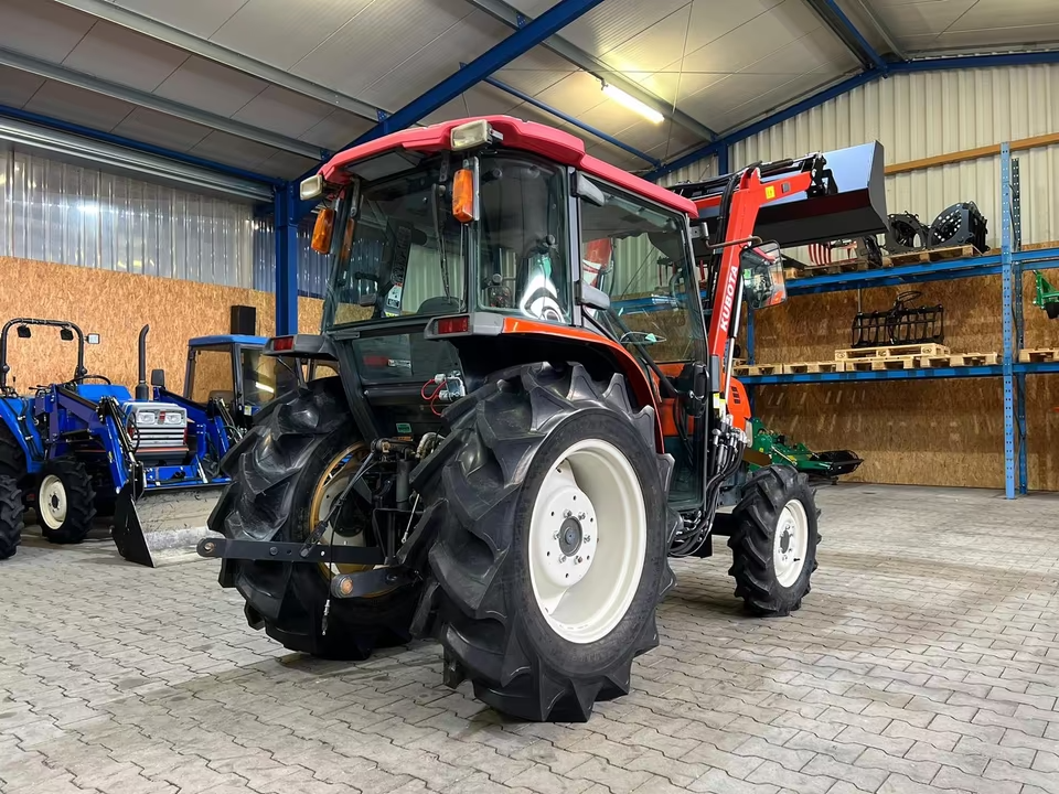 Kleintraktor Kubota KL330 von hinten