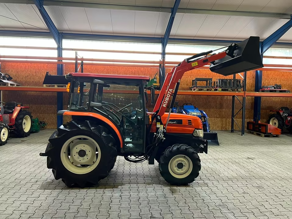 Kleintraktor Kubota KL330 von der Seite