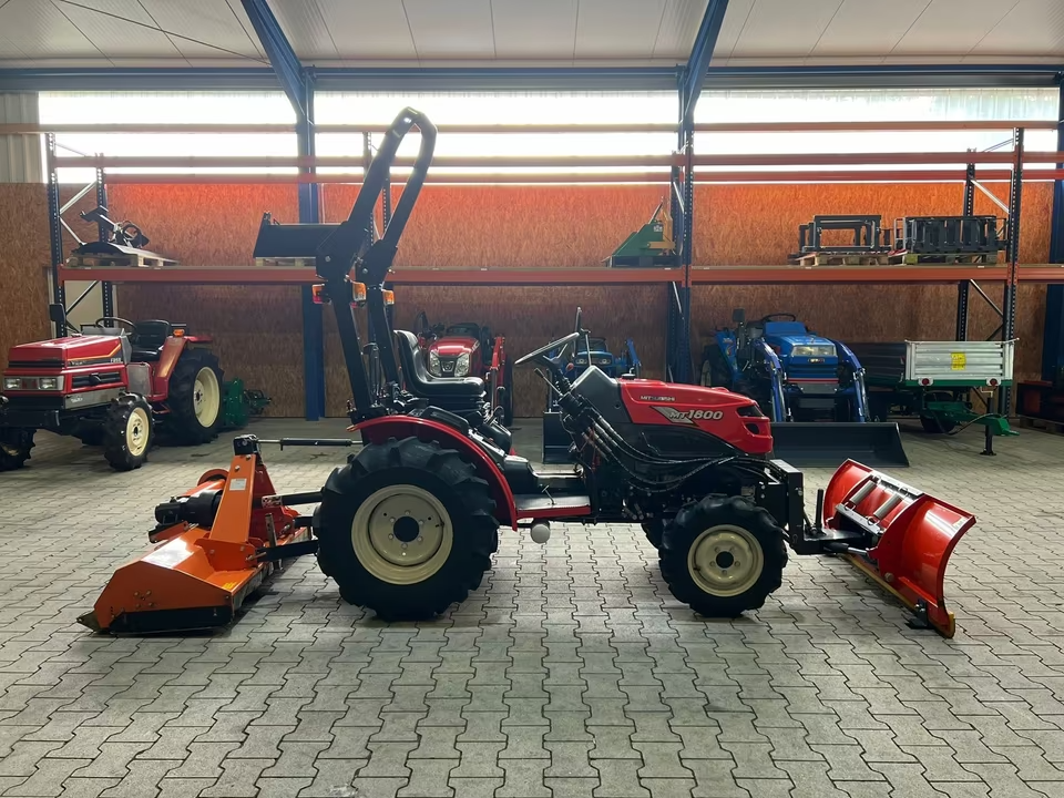 Kleintraktor Mitsubishi MT1800 von der Seite