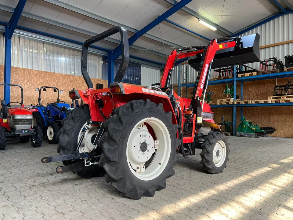 Kleintraktor Mitsubishi MT271 von hinten