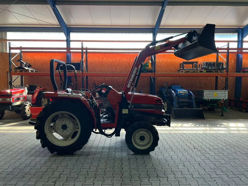Kleintraktor Mitsubishi MT271 von der Seite