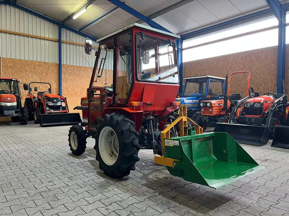 Kleintraktor Shibaura S318 von hinten