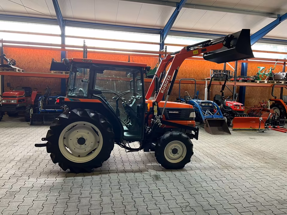 Kleintraktor Kubota GL281 von der Seite