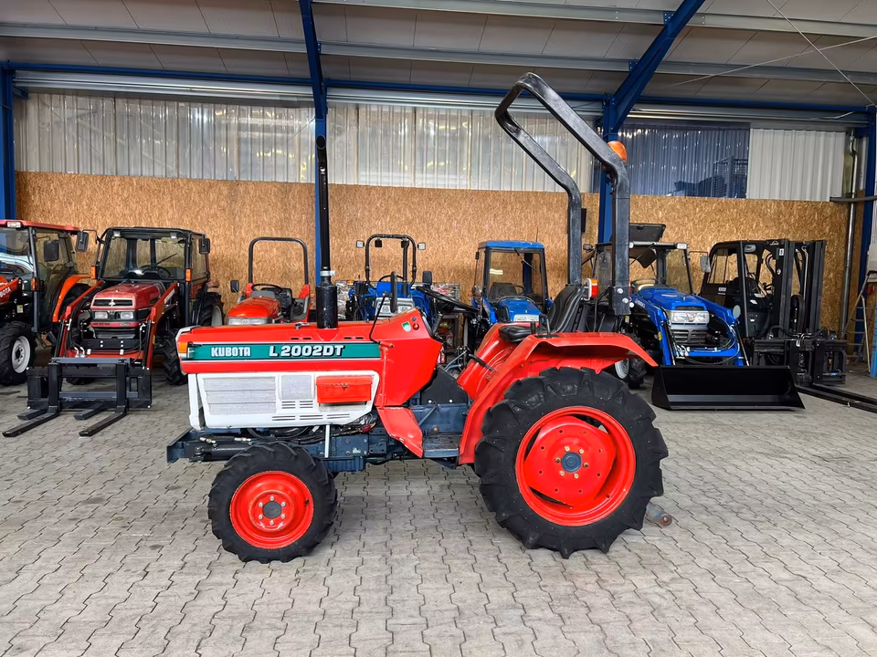Kleintraktor Kubota L2002 von der Seite