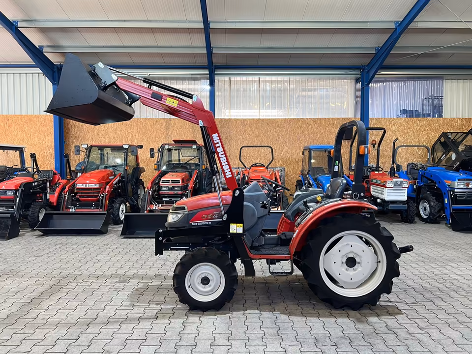 Kleintraktor Mitsubishi GS210 von der Seite