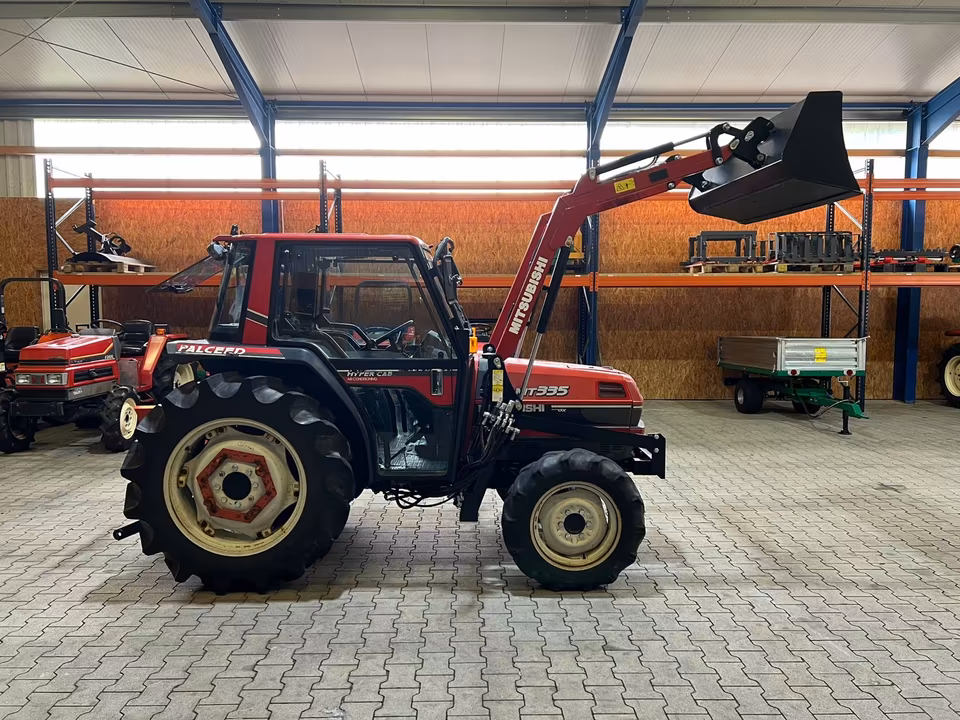 Kleintraktor Mitsubishi MT335 von der Seite