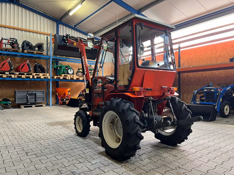 Kleintraktor Shibaura S318 von hinten