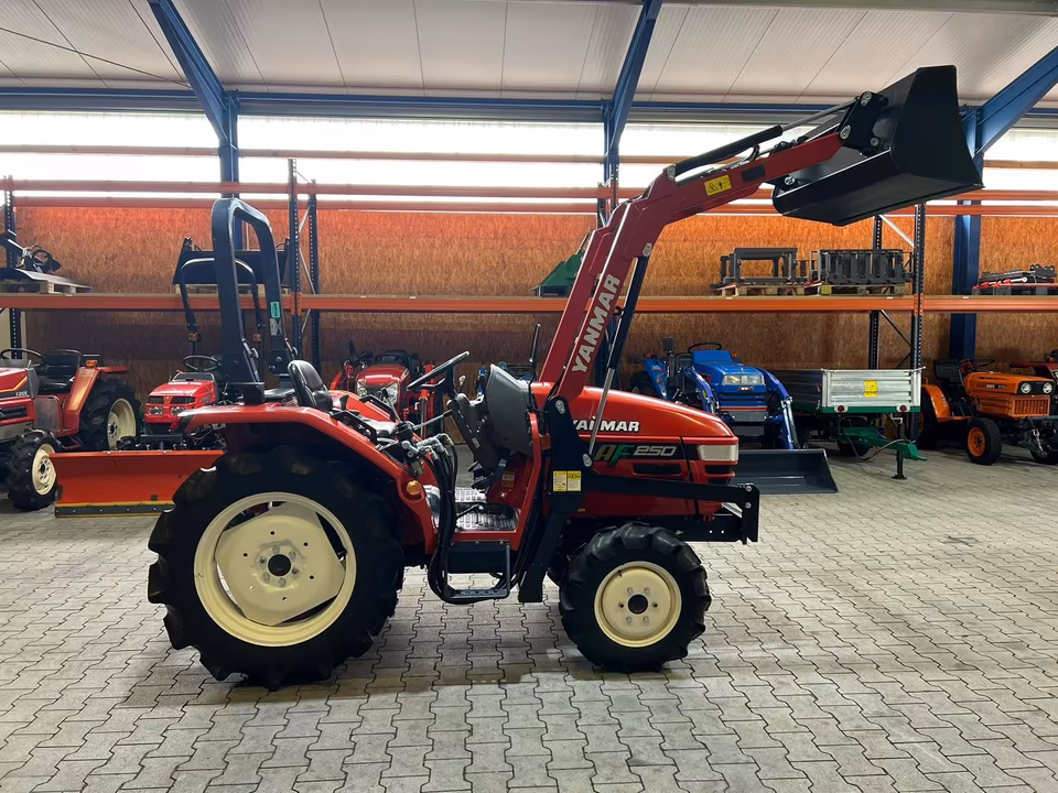 Kleintraktor Yanmar AF250 von der Seite