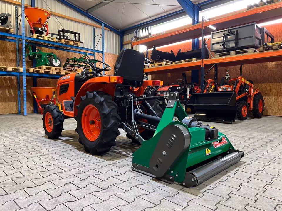 Kleintraktor Kubota B1220 mit neuem Mulcher von hinten