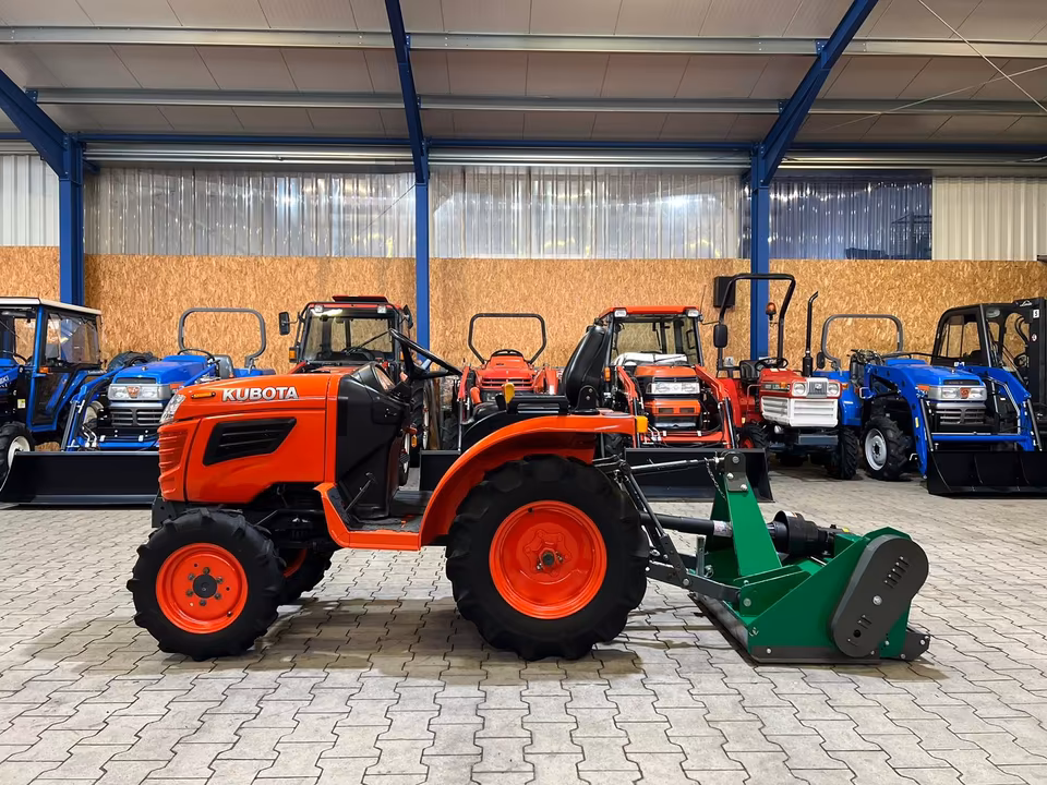 Kleintraktor Kubota B1220 mit neuem Mulcher von der Seite