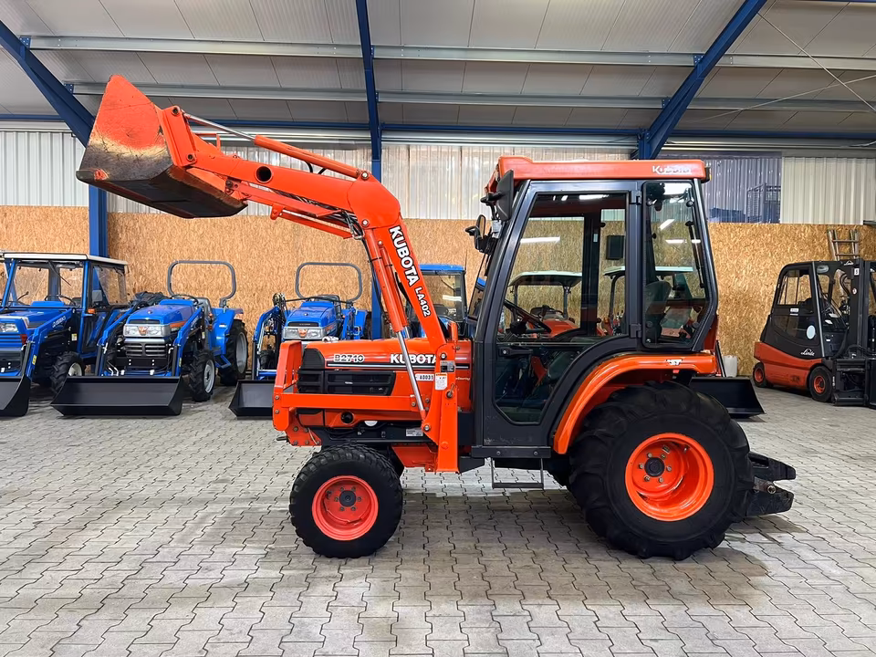 Kleintraktor Kubota B2710 von der Seite