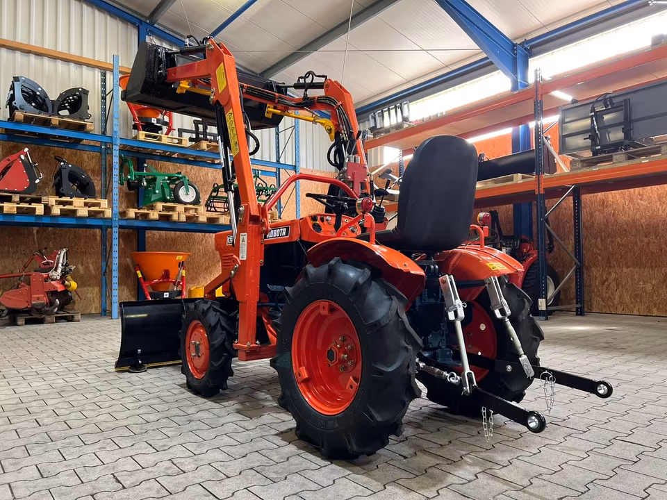 Kleintraktor Kubota B7001 von hinten