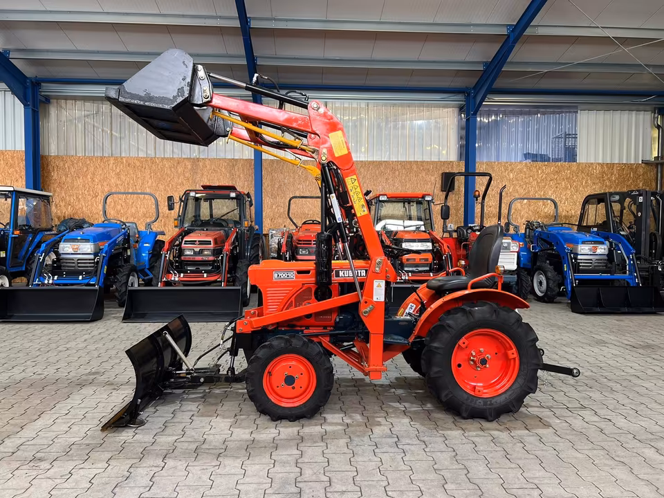 Kleintraktor Kubota B7001 von der Seite