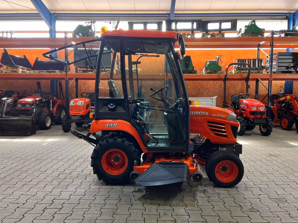 Kleintraktor Kubota BX2350 von der Seite