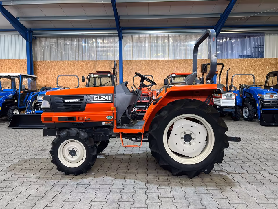 Kleintraktor Kubota GL241 von der Seite