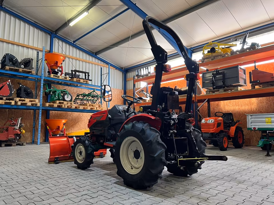 Kleintraktor Mitsubishi MT1800 von hinten