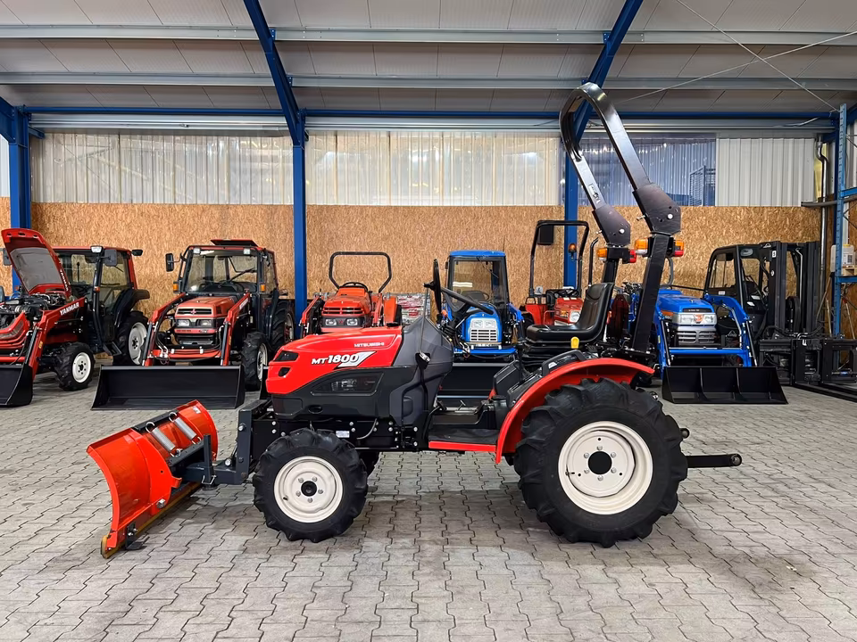 Kleintraktor Mitsubishi MT1800 von der Seite
