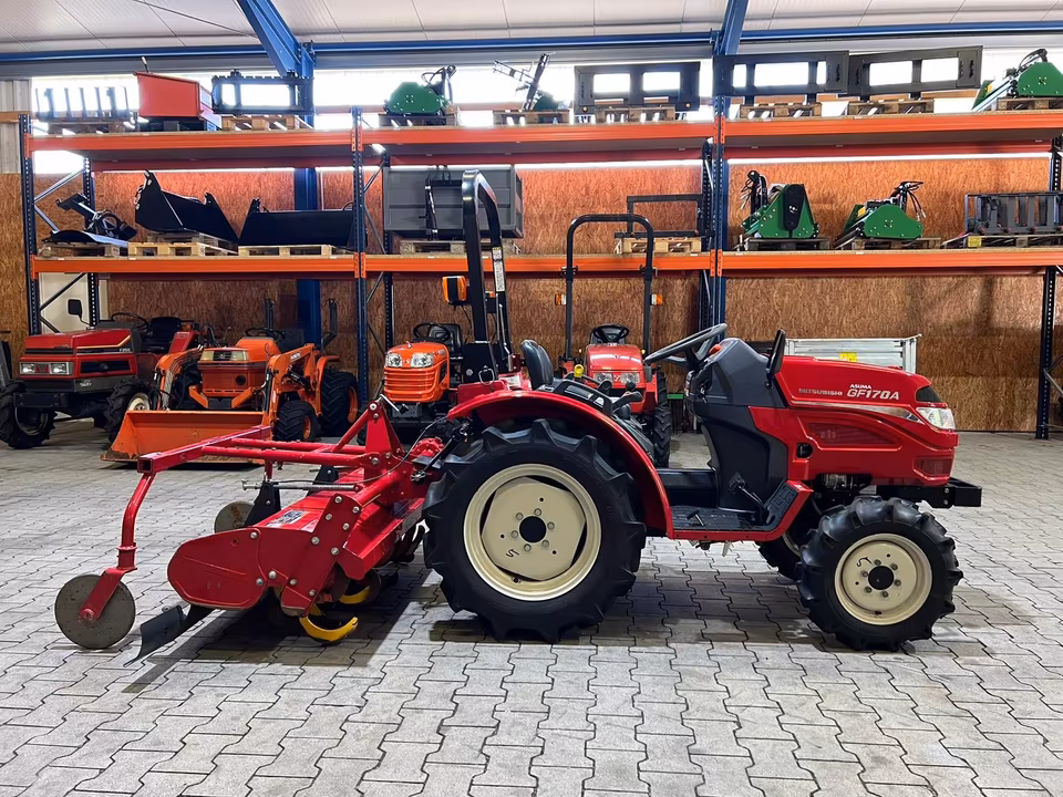 Kleintraktor Mitsubishi GF170 von der Seite