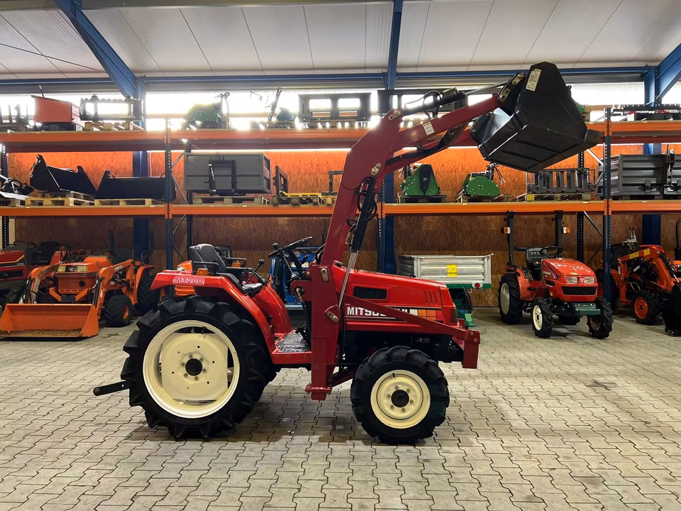 Kleintraktor Mitsubishi MT20 von der Seite