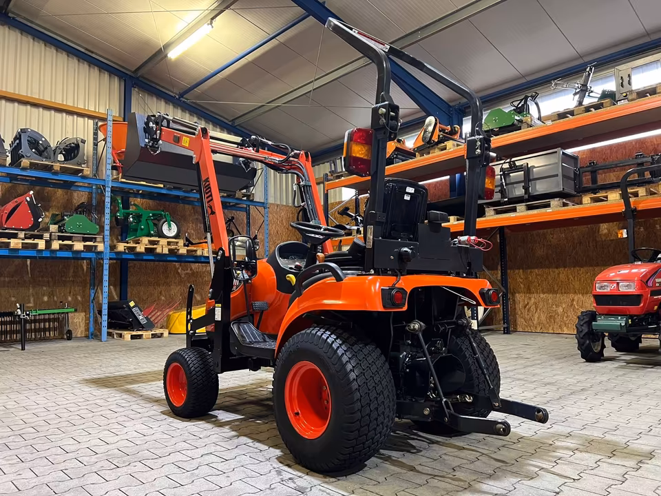 Kleintraktor Kioti CS2610 von hinten