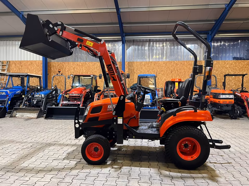 Kleintraktor Kioti CS2610 von der Seite