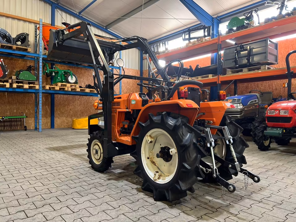 Kleintraktor Kubota B1500 von hinten