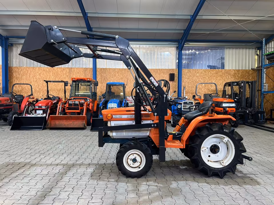 Kleintraktor Kubota B1500 von der Seite