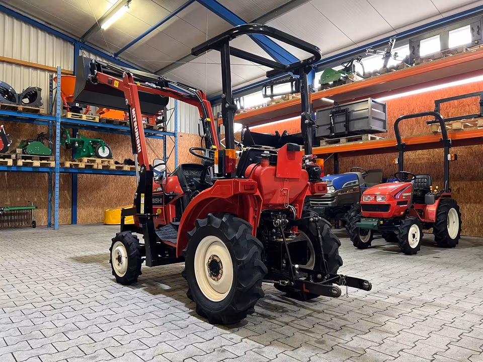 Kleintraktor Mitsubishi MT200 von hinten