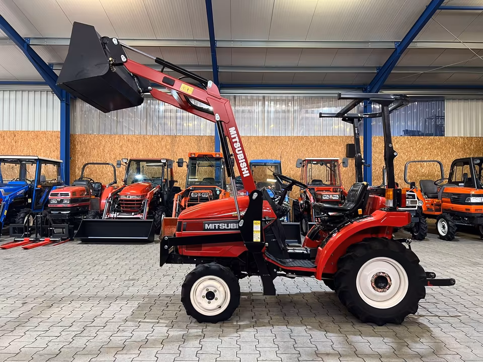Kleintraktor Mitsubishi MT200 von der Seite