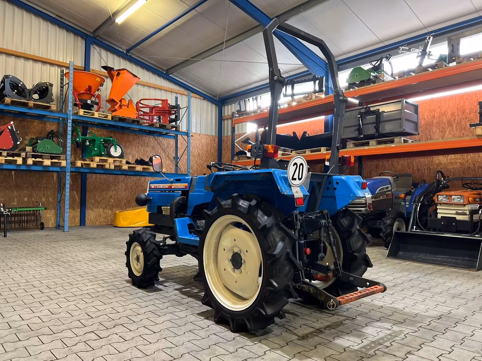 Kleintraktor Mitsubishi MTE2000 von hinten