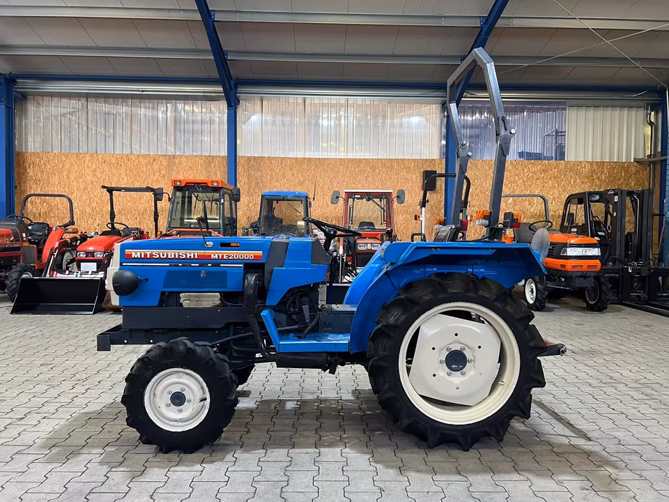 Kleintraktor Mitsubishi MTE2000 von der Seite