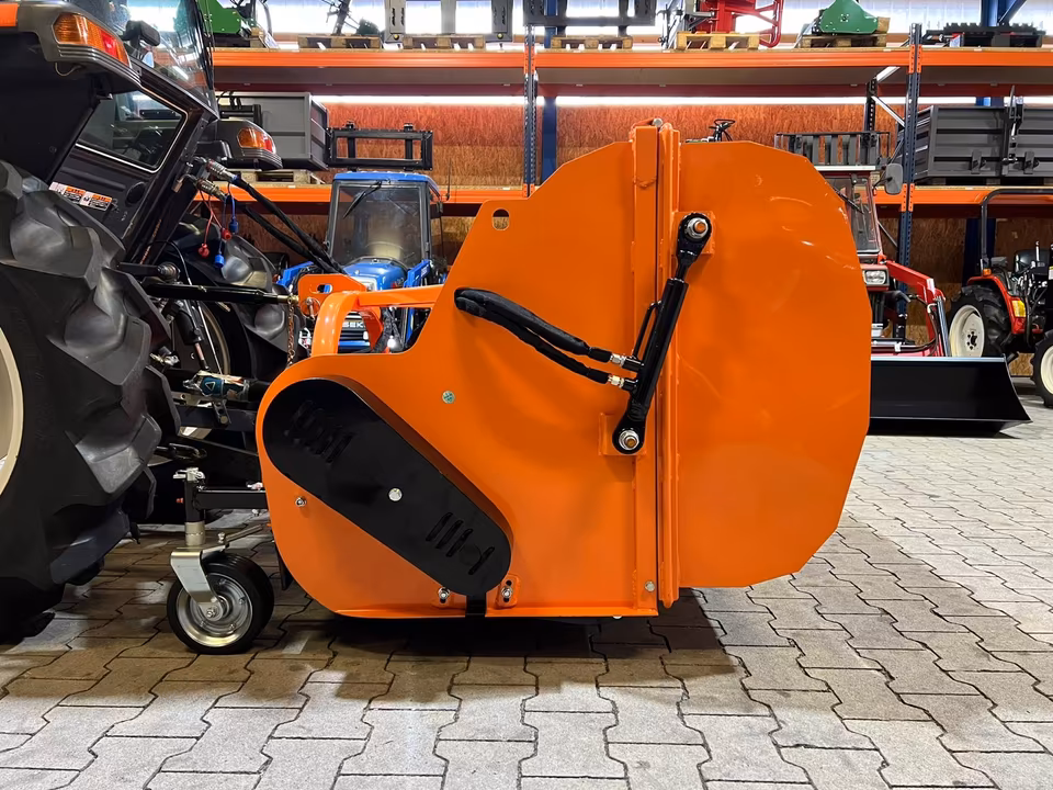 Mulcher mit hydraulischem Auffangkorb für Kleintraktor von der Seite