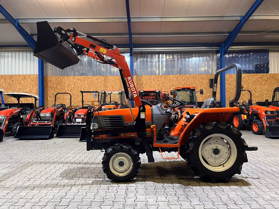 Kleintraktor Kubota GL220 von der Seite