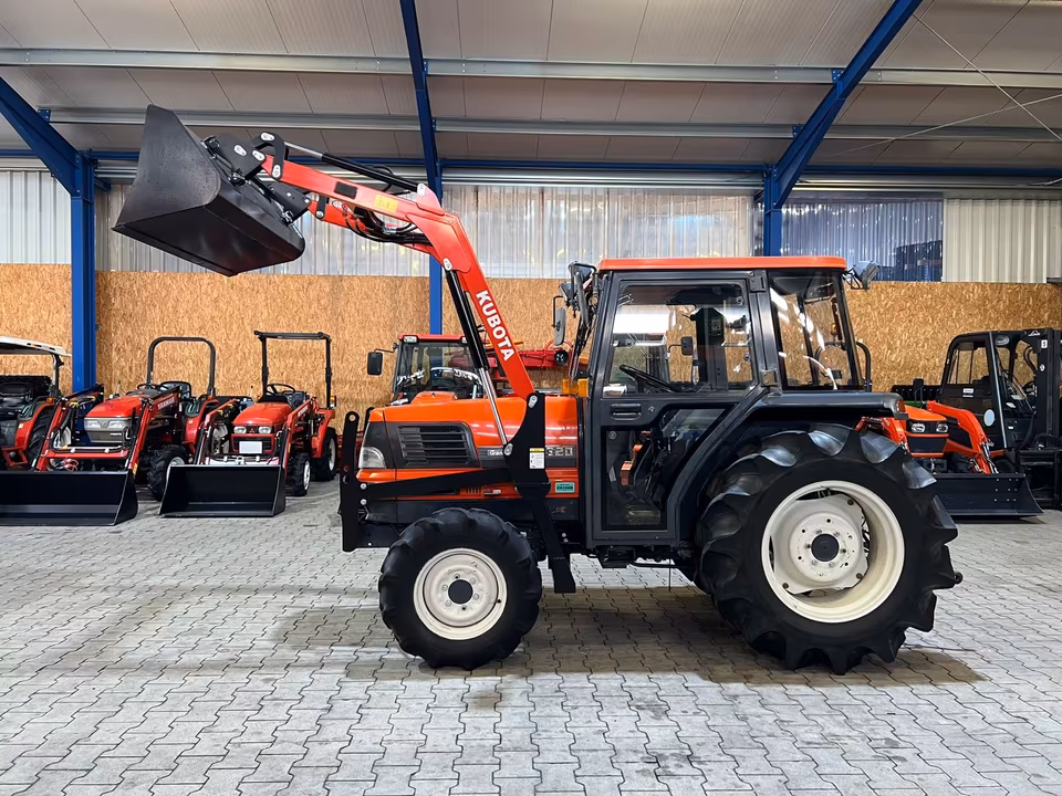 Kleintraktor Kubota GL320 von der Seite