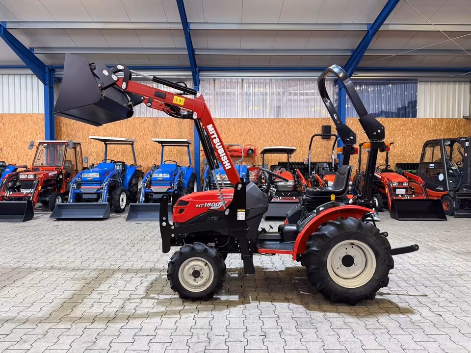 Kleintraktor Mitsubishi MT1800 von der Seite