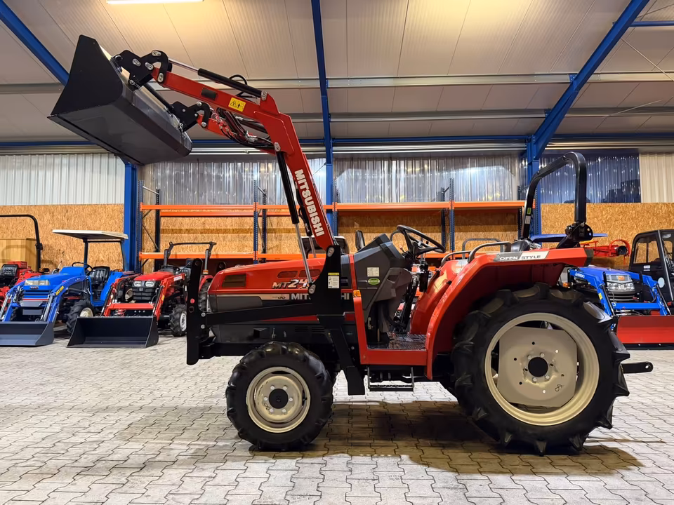 Kleintraktor Mitsubishi MT246 von der Seite