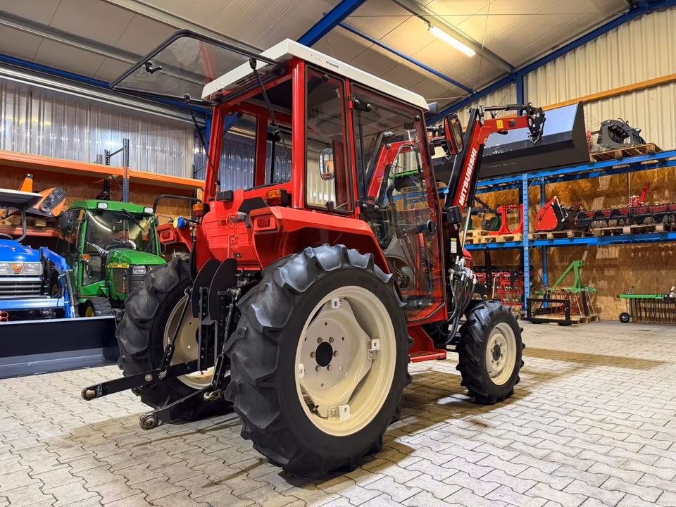 Kleintraktor Mitsubishi MT230 von hinten