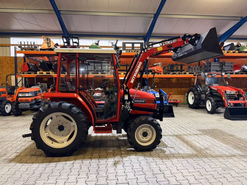 Kleintraktor Mitsubishi MT230 von der Seite