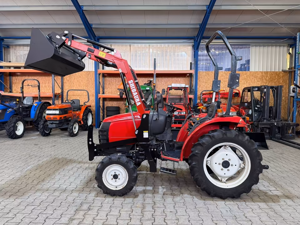 Kleintraktor Shibaura ST333 von der Seite