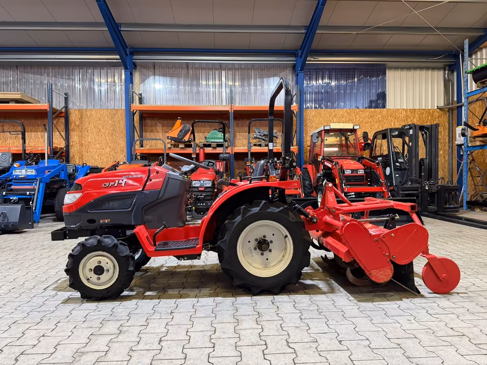 Mitsubishi GF14 mit Bodenfräse von der Seite