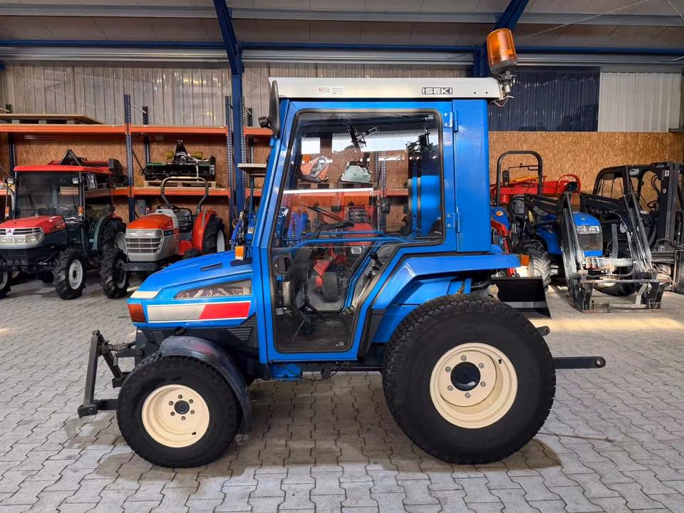 Kleintraktor Iseki 3015 von der Seite