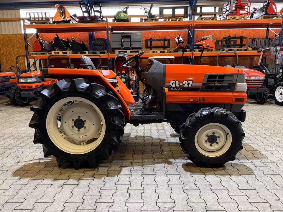 Kleintraktor Kubota GL27 von der Seite