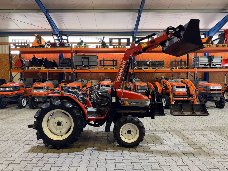 Kleintraktor Yanmar F220 von der Seite