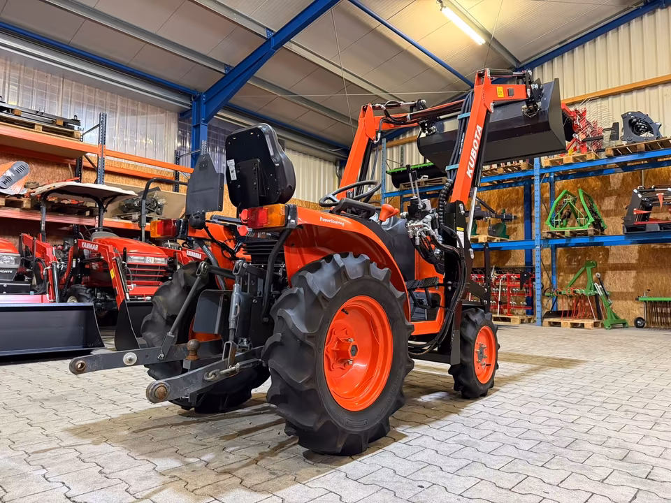 Kleintraktor Kubota B1820 von hinten