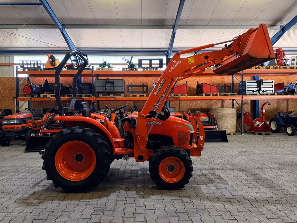 Kleintraktor Kubota L1361 von der Seite