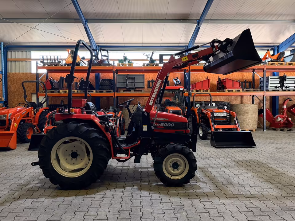 Kleintraktor Mitsubishi MT3000 von der Seite