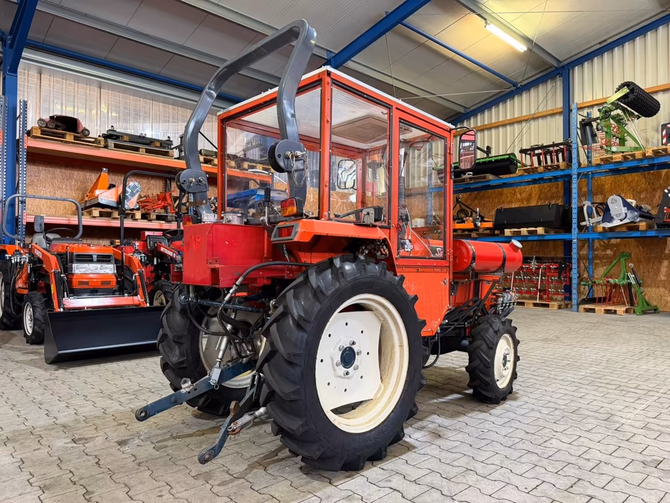 Kleintraktor Kubota L1-18 von hinten