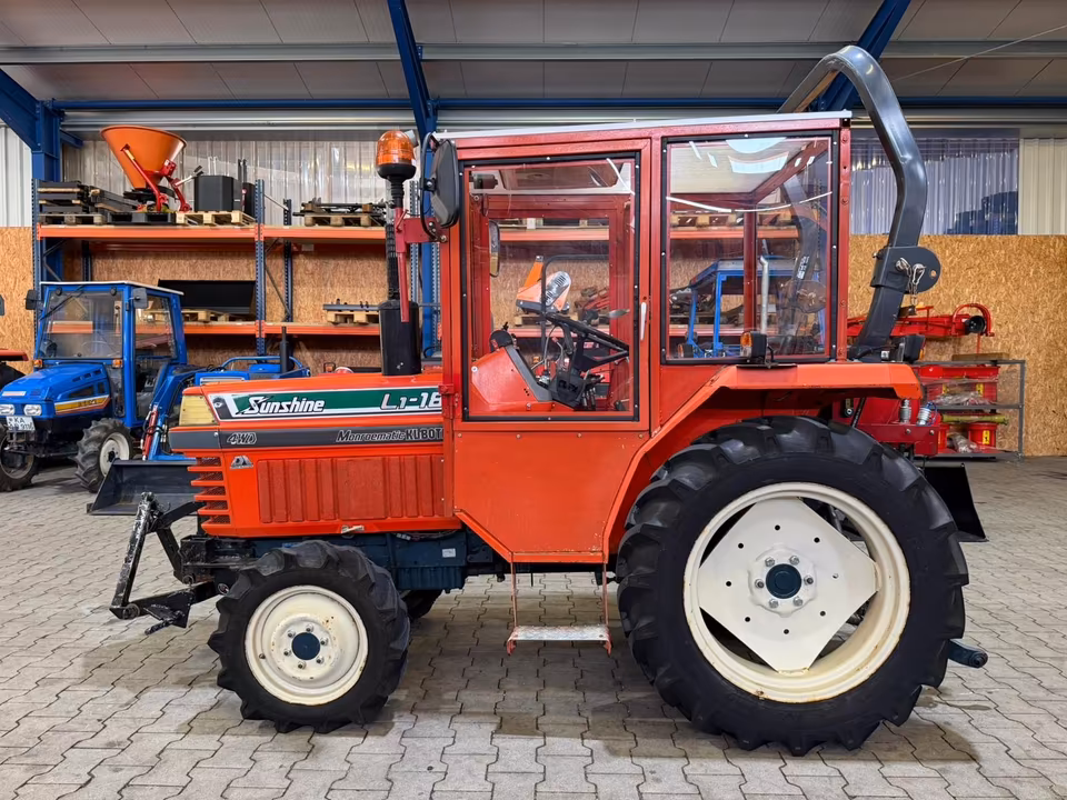 Kleintraktor Kubota L1-18 von der Seite